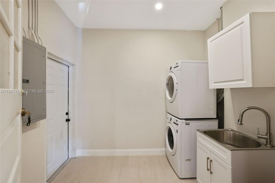 For Sale: $2,400,000 (4 beds, 4 baths, 1908 Square Feet)