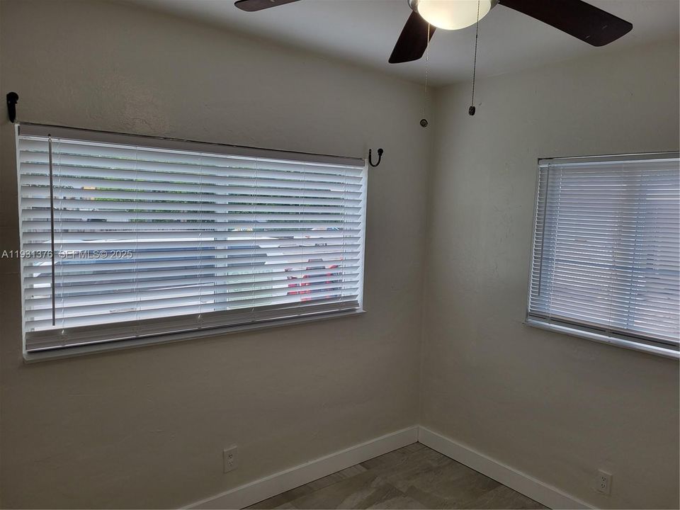 出租: $1,800 (2 贝兹, 1 浴室, 950 平方英尺)