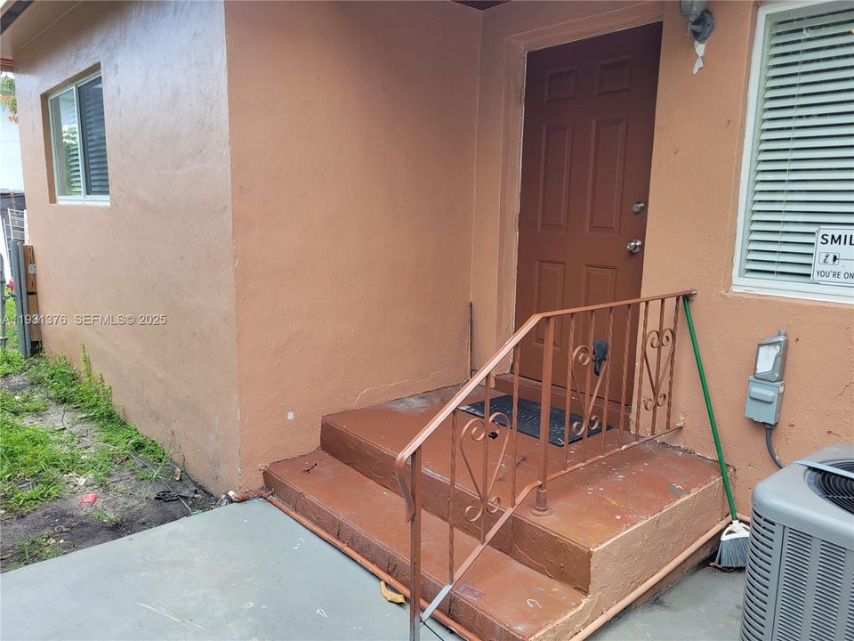 出租: $1,800 (2 贝兹, 1 浴室, 950 平方英尺)