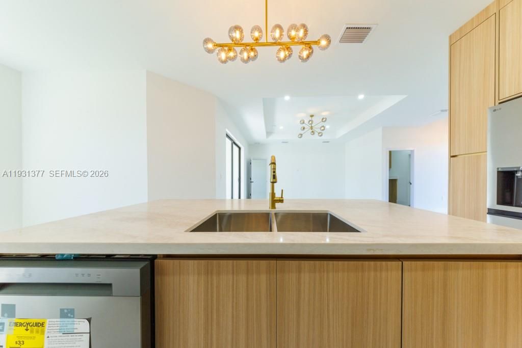 На продажу: $430,000 (4 спален, 2 ванн, 1719 Квадратных фут)