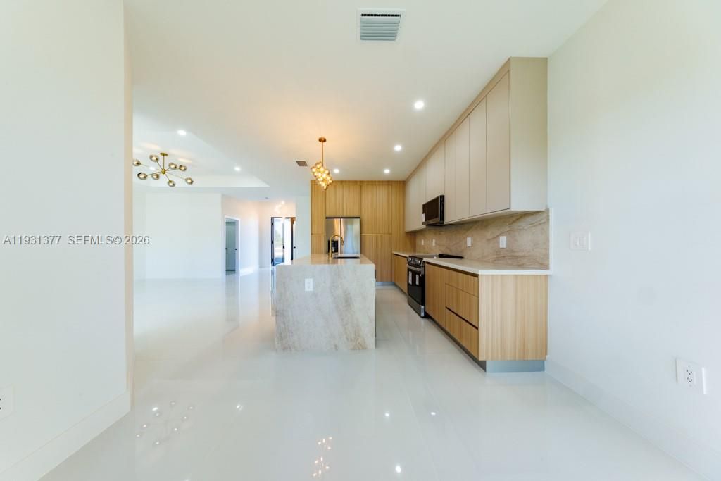 На продажу: $430,000 (4 спален, 2 ванн, 1719 Квадратных фут)