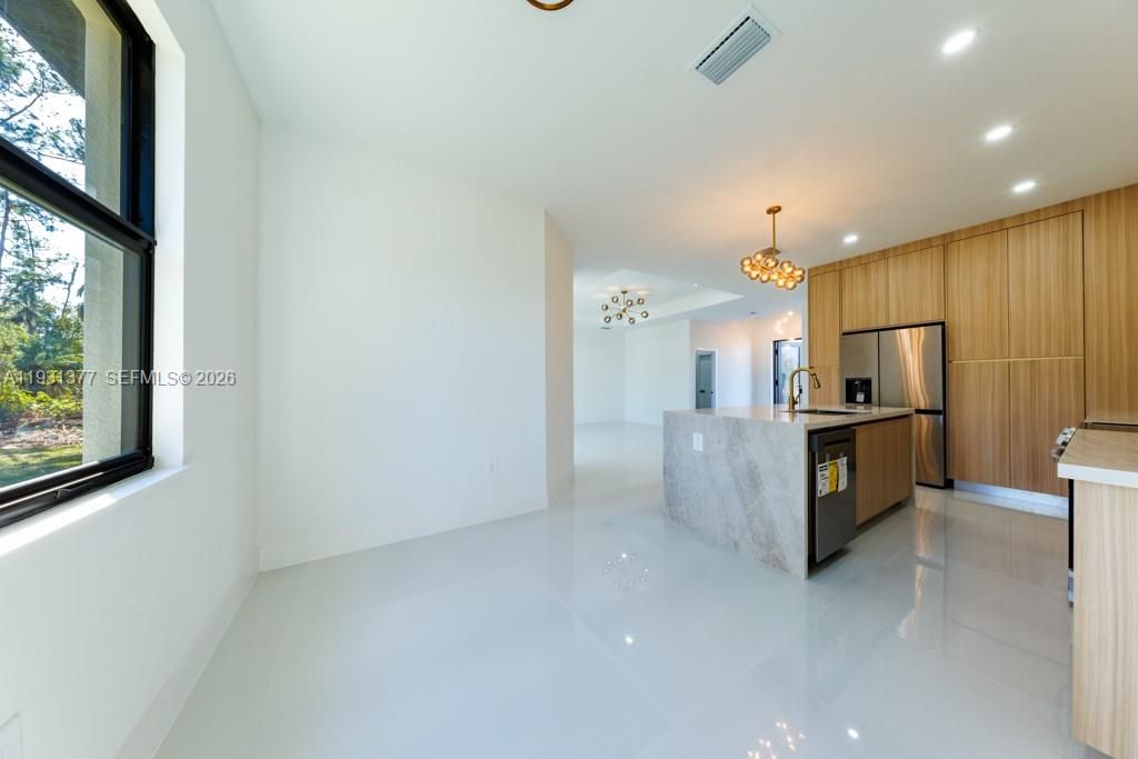 На продажу: $430,000 (4 спален, 2 ванн, 1719 Квадратных фут)