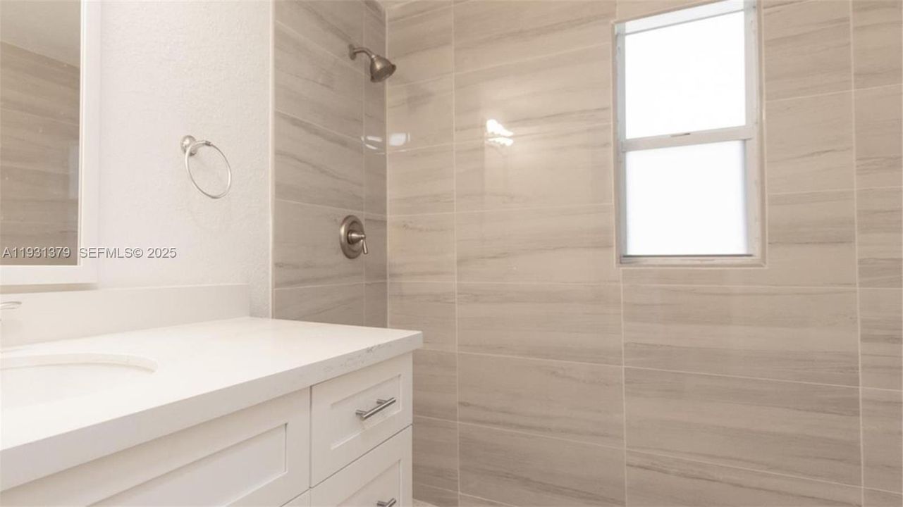 En Venta: $425,000 (3 camas, 2 baños, 1000 Pies cuadrados)