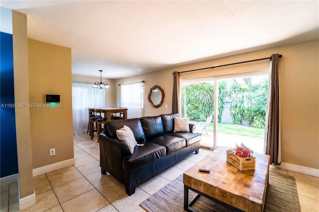 For Sale: $285,000 (3 beds, 2 baths, 1197 Square Feet)