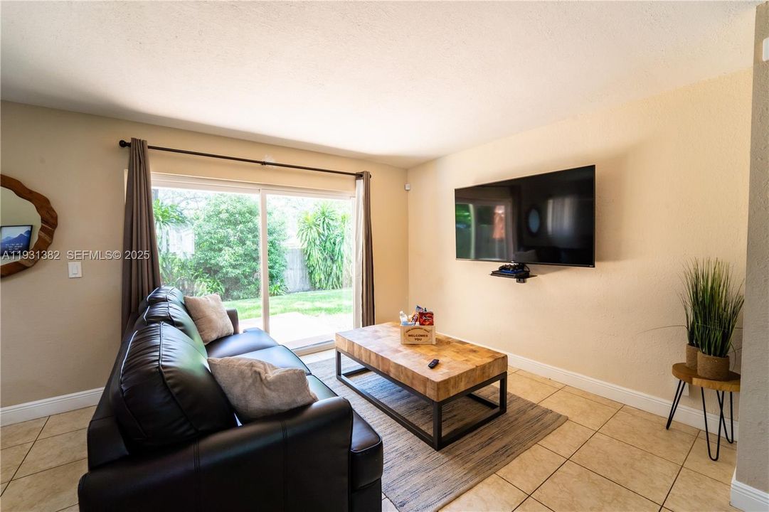 For Sale: $285,000 (3 beds, 2 baths, 1197 Square Feet)