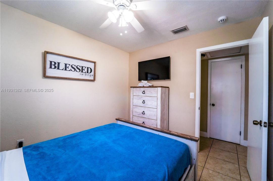 For Sale: $285,000 (3 beds, 2 baths, 1197 Square Feet)