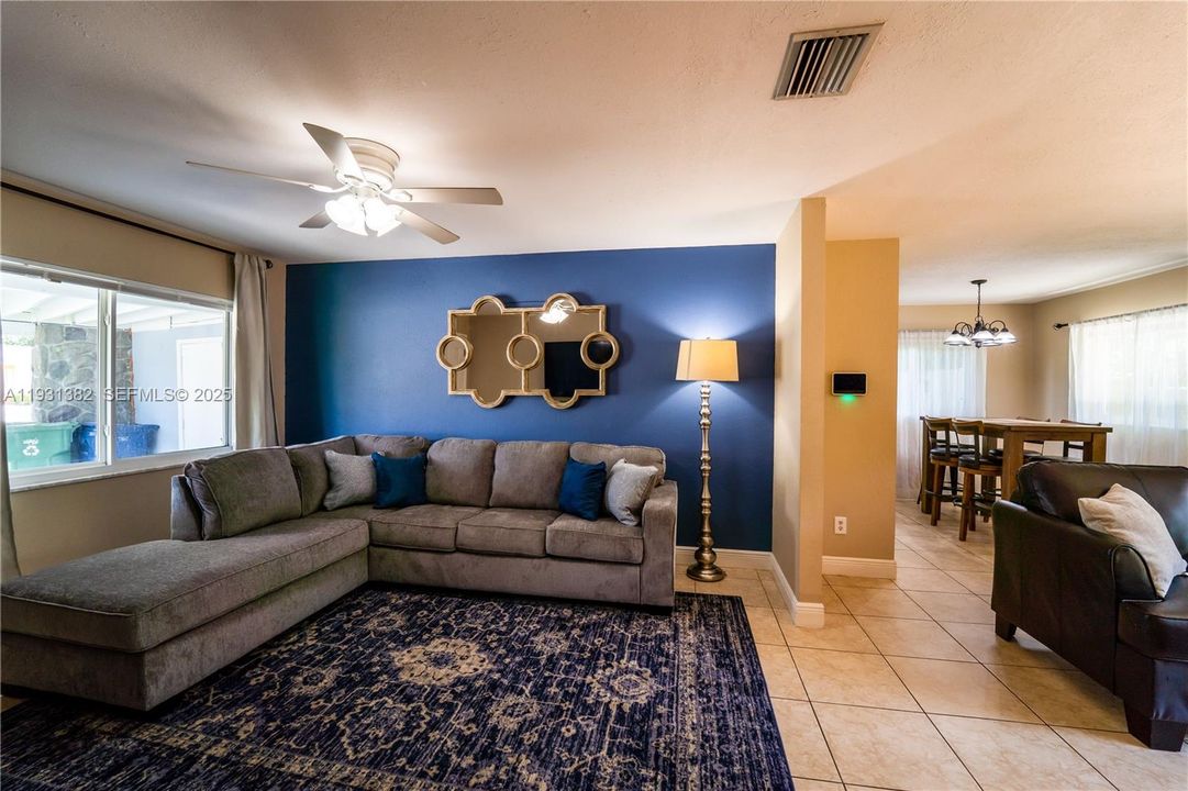 For Sale: $285,000 (3 beds, 2 baths, 1197 Square Feet)