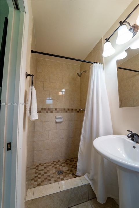 For Sale: $285,000 (3 beds, 2 baths, 1197 Square Feet)