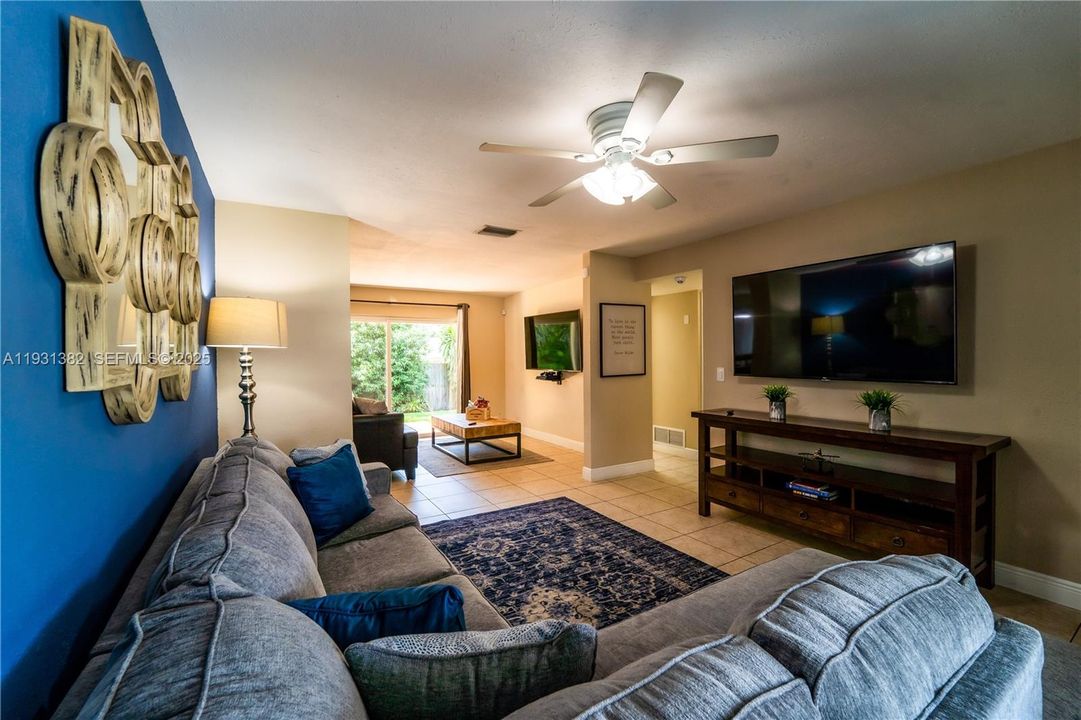 For Sale: $285,000 (3 beds, 2 baths, 1197 Square Feet)