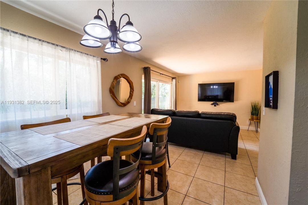 For Sale: $285,000 (3 beds, 2 baths, 1197 Square Feet)