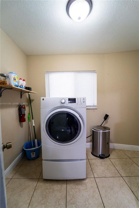 For Sale: $285,000 (3 beds, 2 baths, 1197 Square Feet)