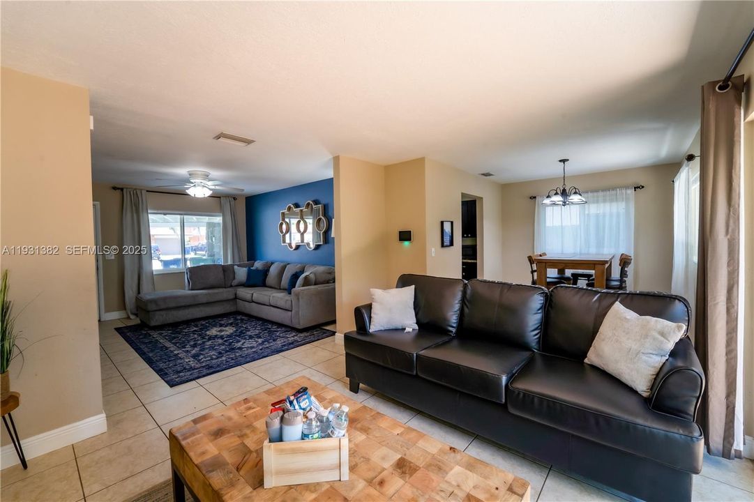 For Sale: $285,000 (3 beds, 2 baths, 1197 Square Feet)