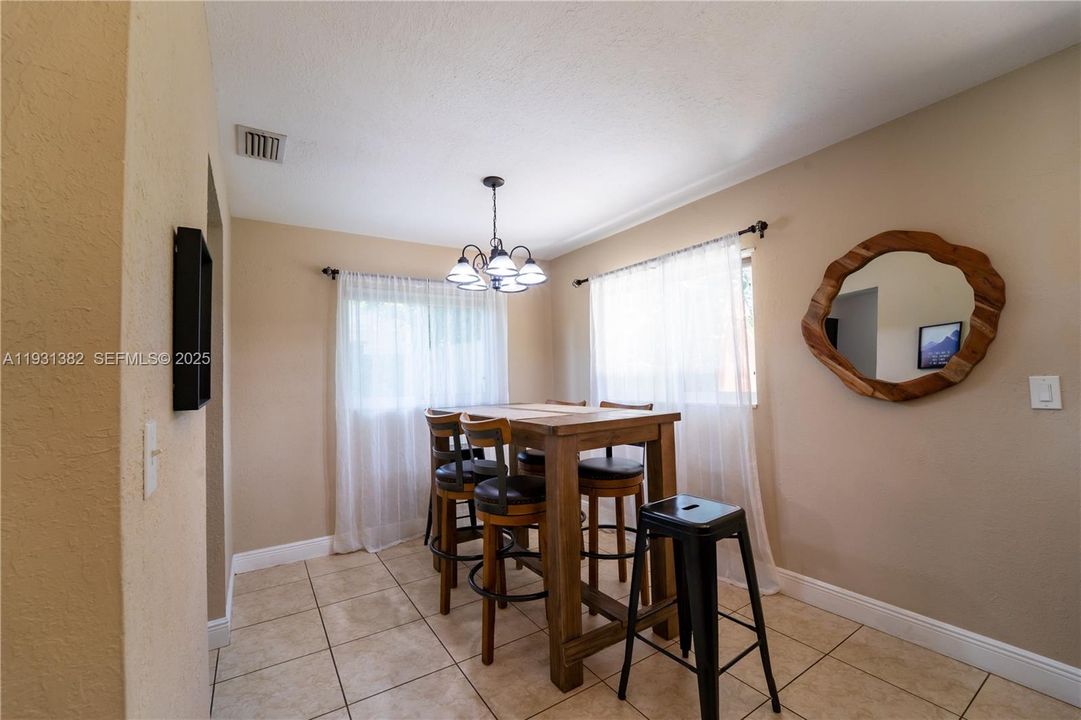 For Sale: $285,000 (3 beds, 2 baths, 1197 Square Feet)