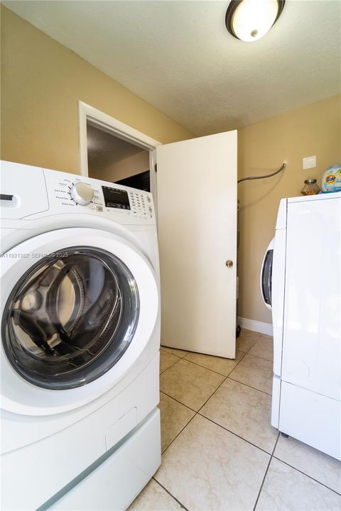 For Sale: $285,000 (3 beds, 2 baths, 1197 Square Feet)