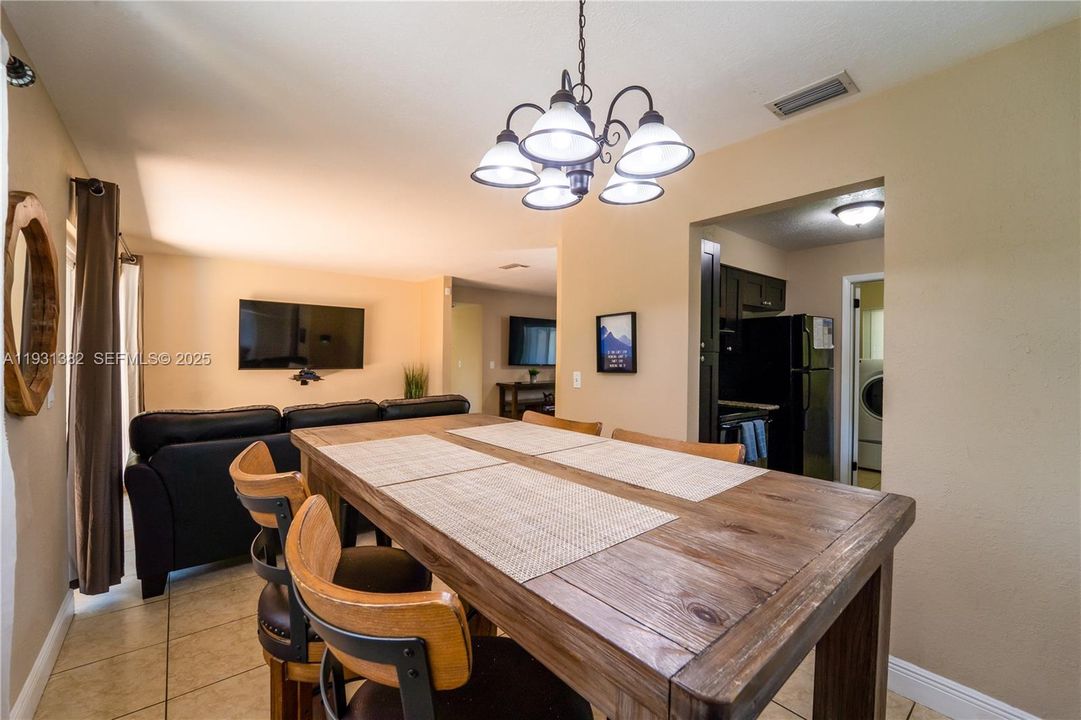 For Sale: $285,000 (3 beds, 2 baths, 1197 Square Feet)