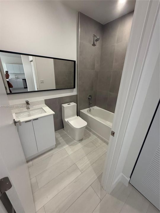 For Rent: $2,500 (2 beds, 2 baths, 865 Square Feet)