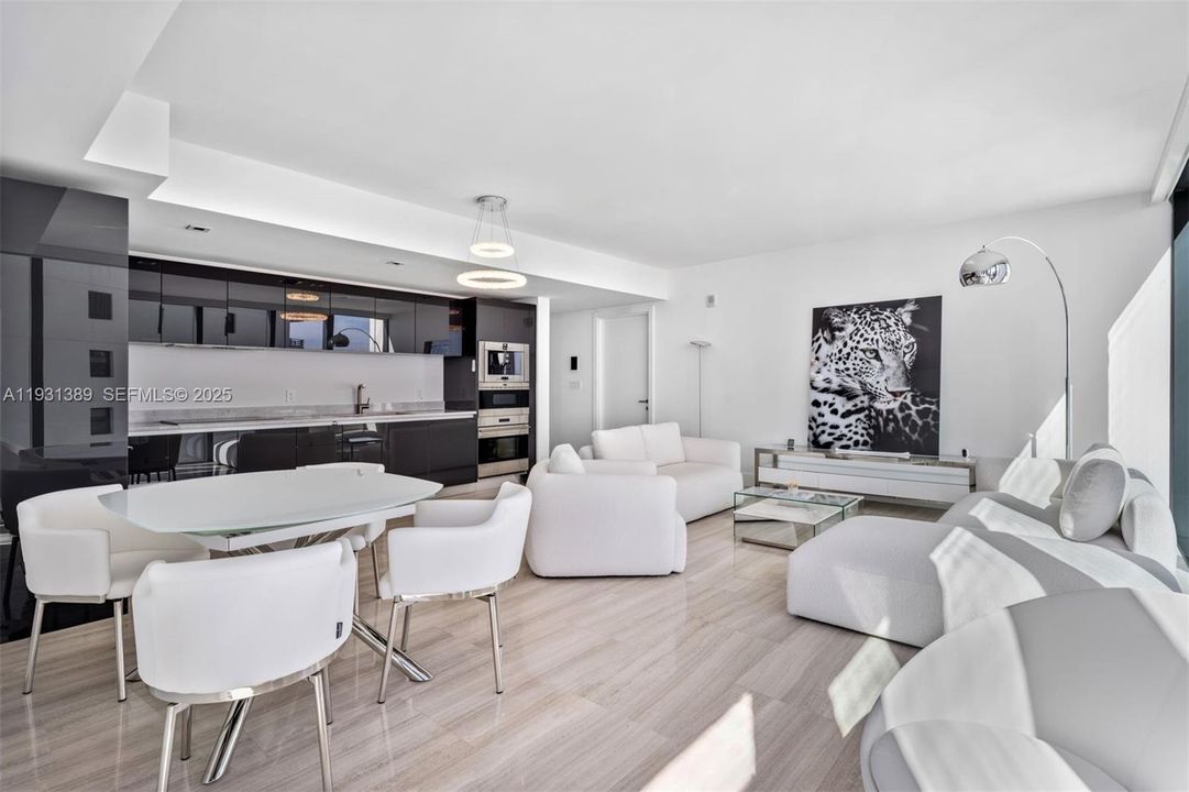 For Sale: $1,390,000 (2 beds, 2 baths, 1137 Square Feet)