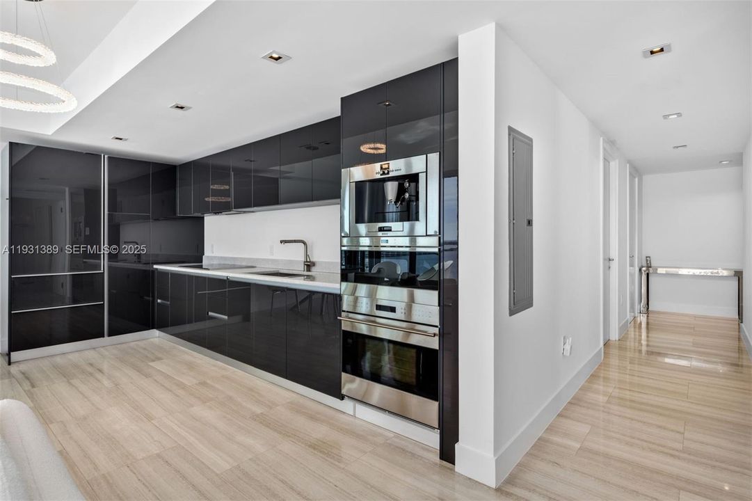 For Sale: $1,390,000 (2 beds, 2 baths, 1137 Square Feet)