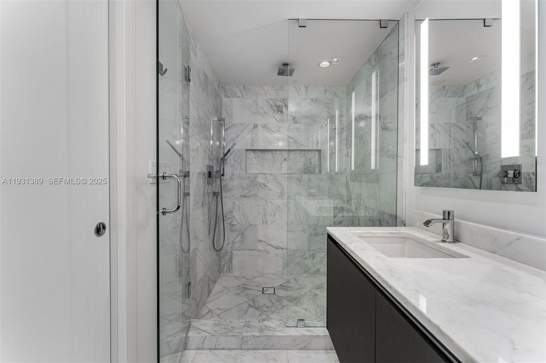 For Sale: $1,390,000 (2 beds, 2 baths, 1137 Square Feet)