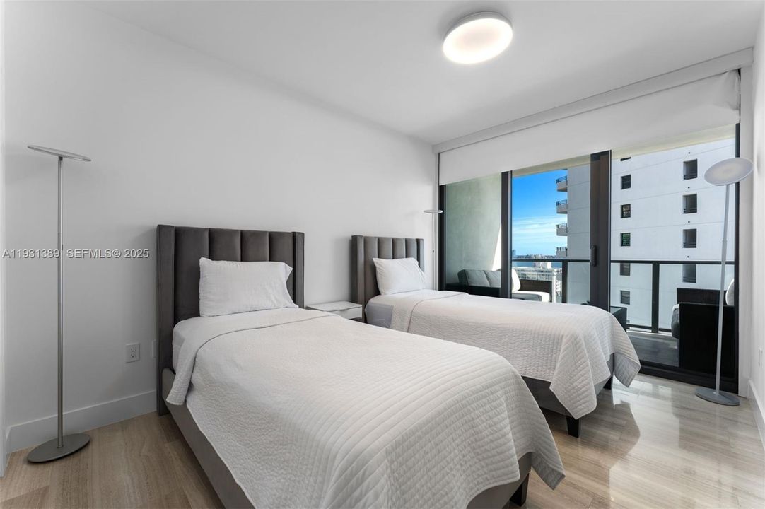 For Sale: $1,390,000 (2 beds, 2 baths, 1137 Square Feet)