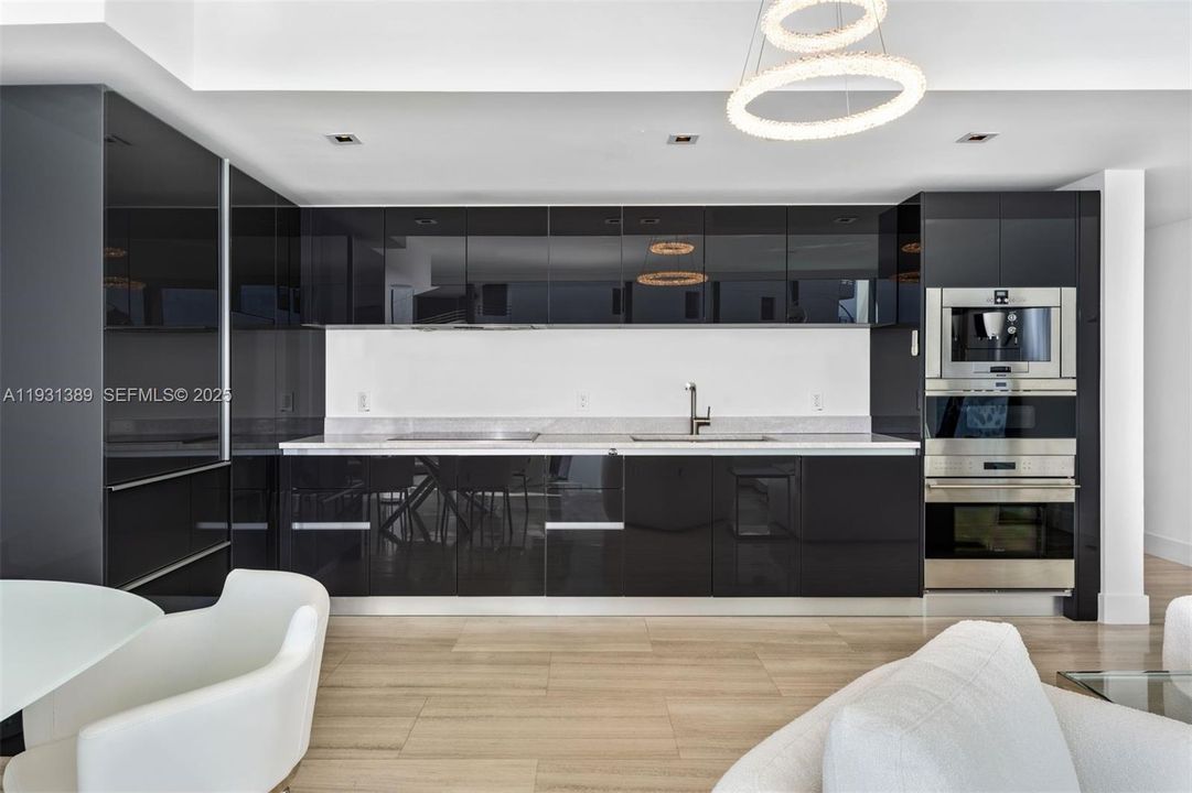 For Sale: $1,390,000 (2 beds, 2 baths, 1137 Square Feet)