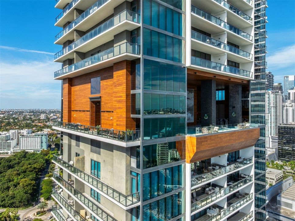 For Sale: $1,390,000 (2 beds, 2 baths, 1137 Square Feet)