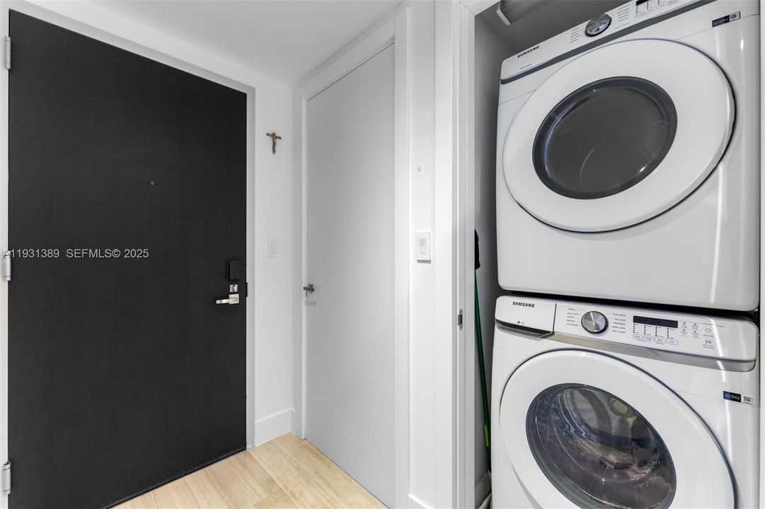 For Sale: $1,390,000 (2 beds, 2 baths, 1137 Square Feet)