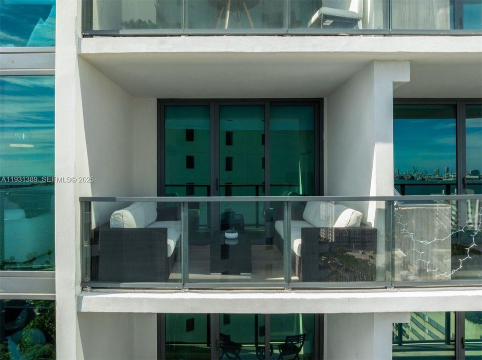 For Sale: $1,390,000 (2 beds, 2 baths, 1137 Square Feet)