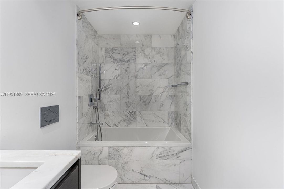 For Sale: $1,390,000 (2 beds, 2 baths, 1137 Square Feet)