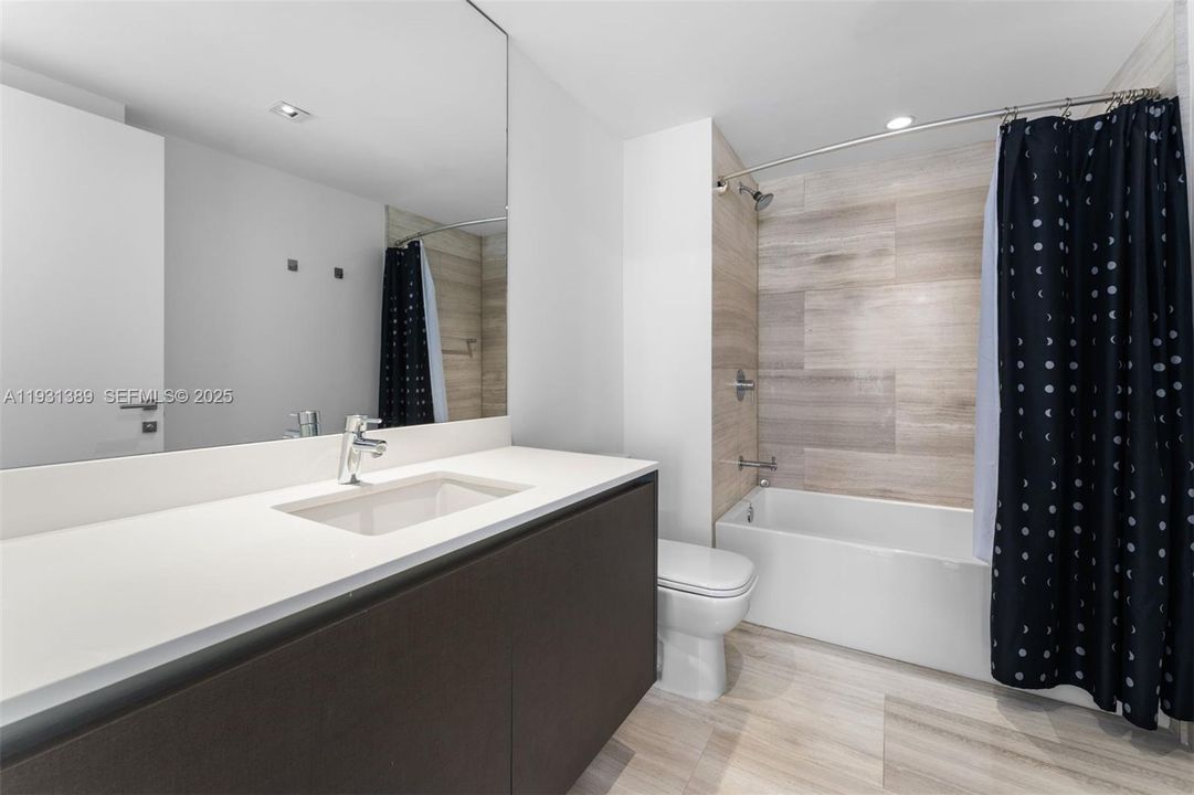 For Sale: $1,390,000 (2 beds, 2 baths, 1137 Square Feet)