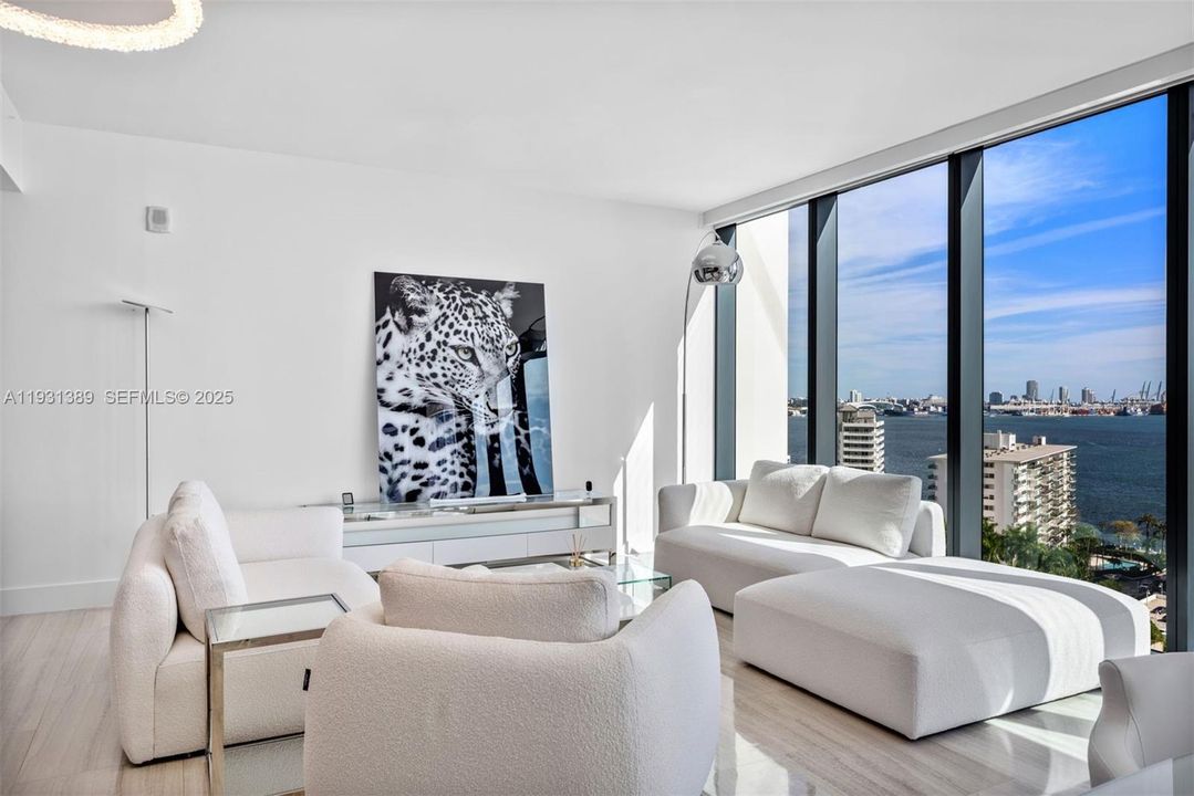 For Sale: $1,390,000 (2 beds, 2 baths, 1137 Square Feet)