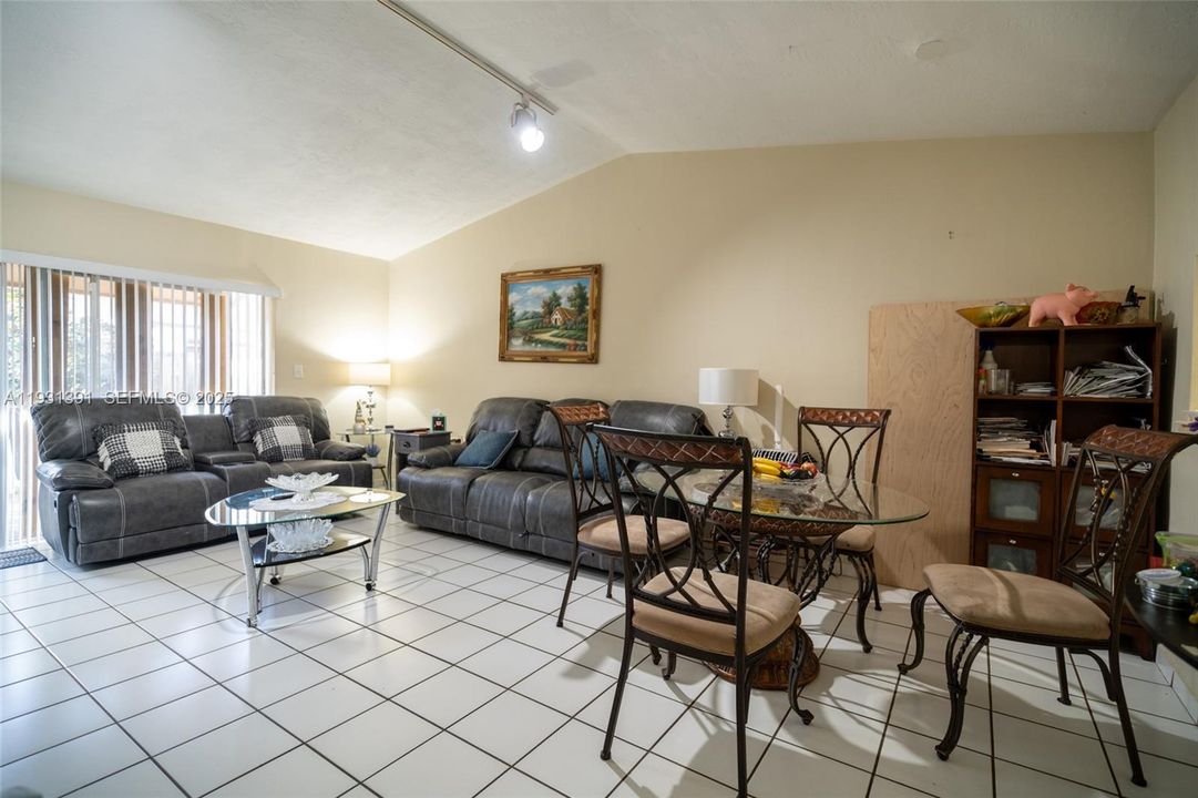 En Venta: $469,900 (3 camas, 2 baños, 1104 Pies cuadrados)