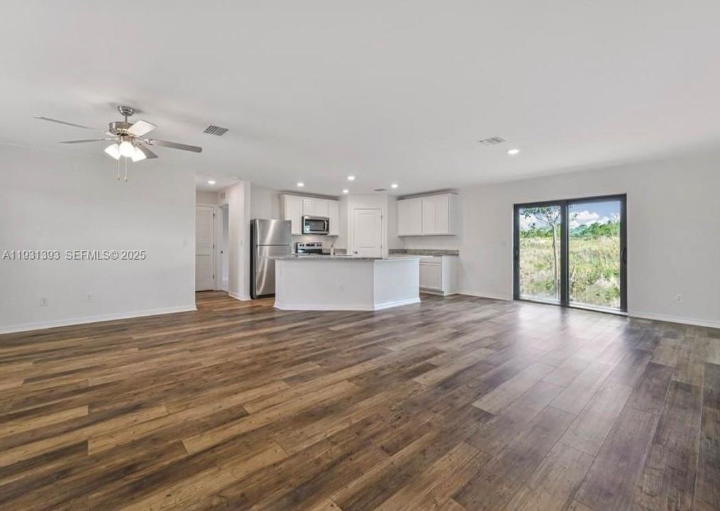 For Sale: $323,000 (3 beds, 2 baths, 1461 Square Feet)