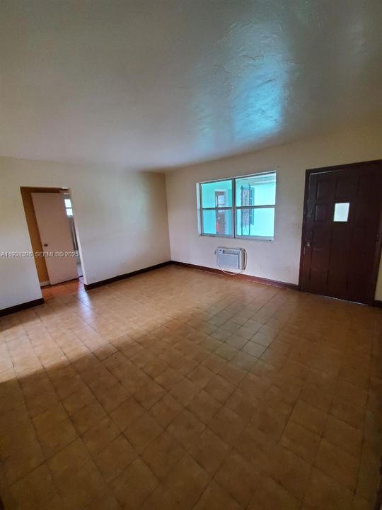 出租: $1,850 (2 贝兹, 1 浴室, 3055 平方英尺)