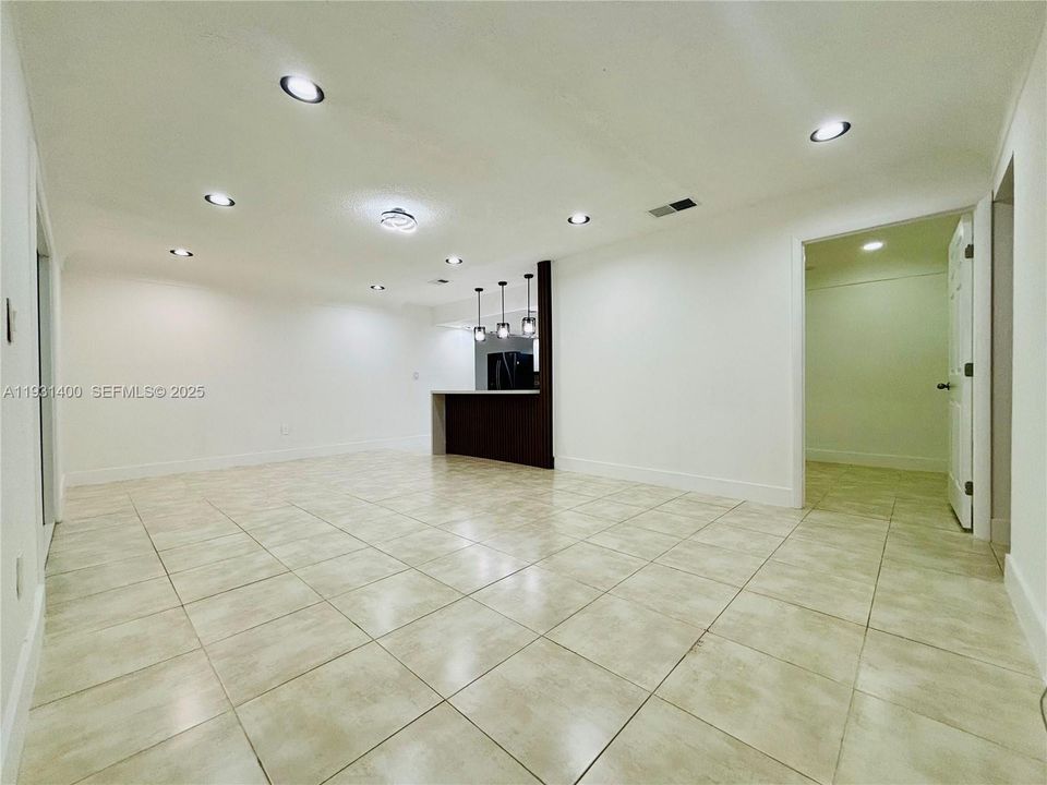 For Rent: $3,000 (2 beds, 1 baths, 1968 Square Feet)