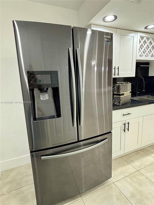 For Rent: $3,000 (2 beds, 1 baths, 1968 Square Feet)