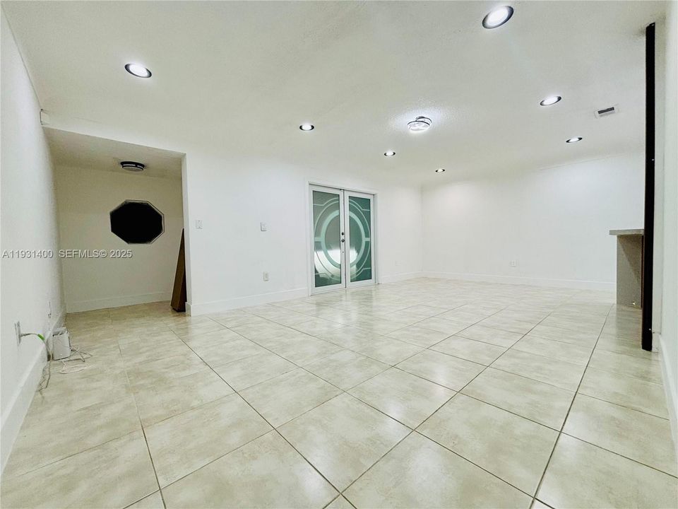 For Rent: $3,000 (2 beds, 1 baths, 1968 Square Feet)