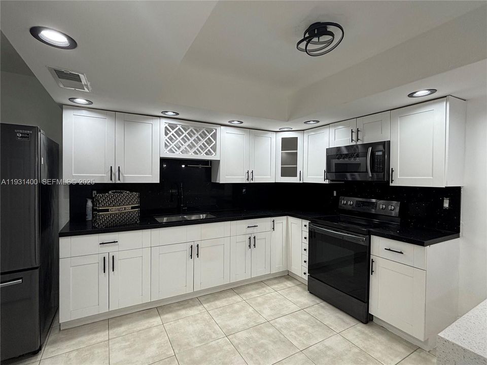 For Rent: $3,000 (2 beds, 1 baths, 1968 Square Feet)