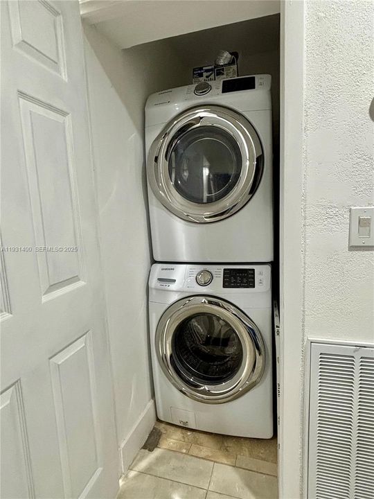 For Rent: $3,000 (2 beds, 1 baths, 1968 Square Feet)