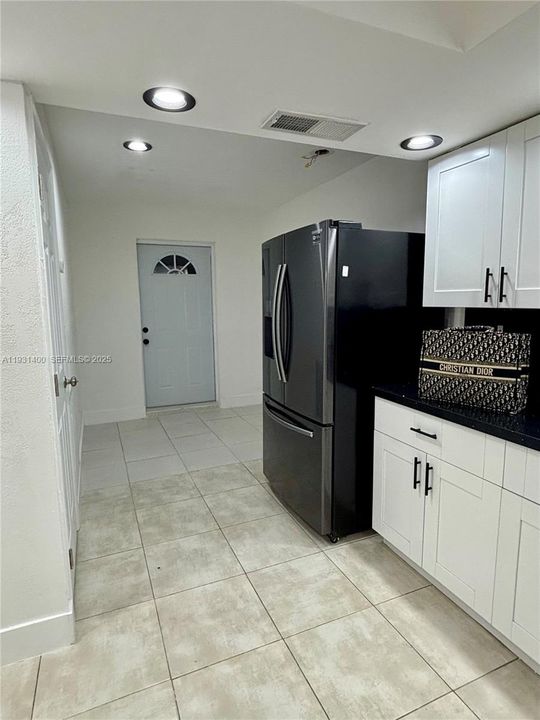 For Rent: $3,000 (2 beds, 1 baths, 1968 Square Feet)