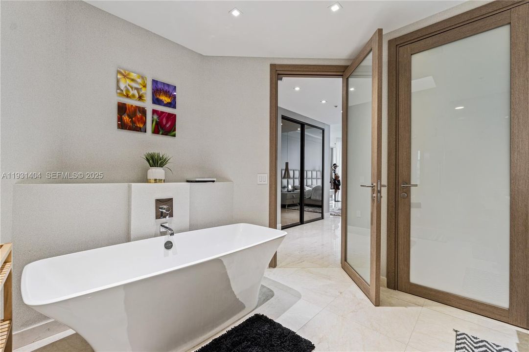 For Sale: $2,590,000 (3 beds, 3 baths, 2077 Square Feet)