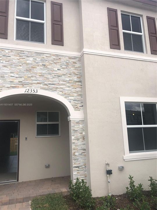 For Rent: $2,800 (3 beds, 2 baths, 1500 Square Feet)