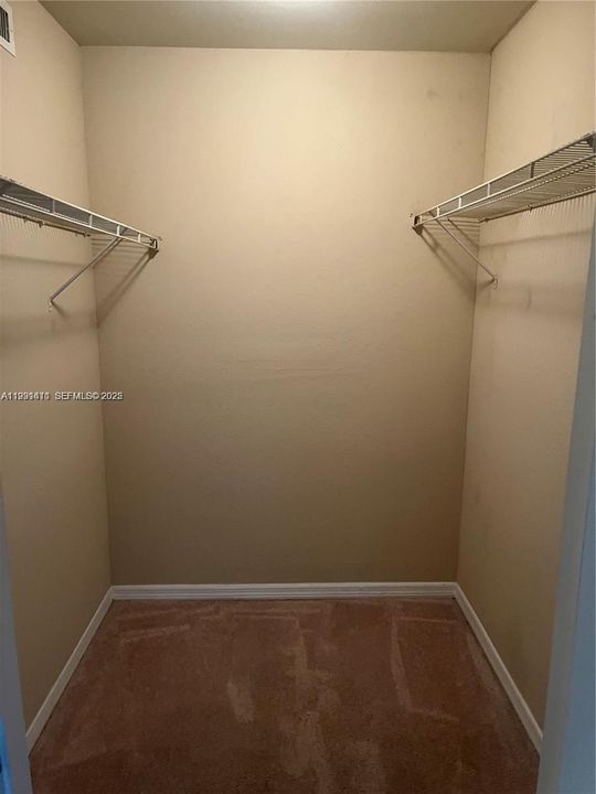 For Rent: $1,700 (1 beds, 1 baths, 843 Square Feet)