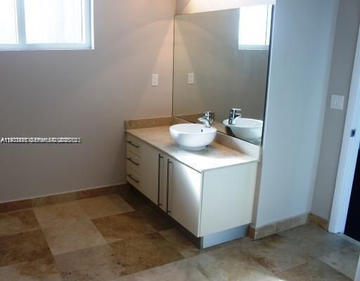 出租: $4,400 (2 贝兹, 2 浴室, 1594 平方英尺)