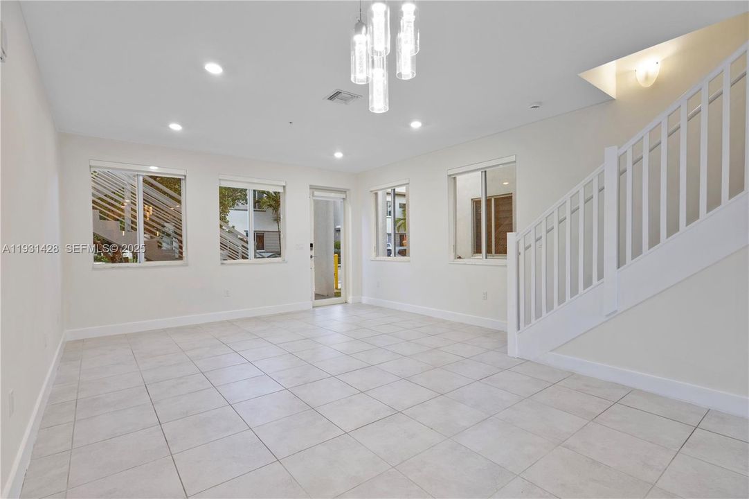 В аренду: $3,300 (3 спален, 2 ванн, 1322 Квадратных фут)