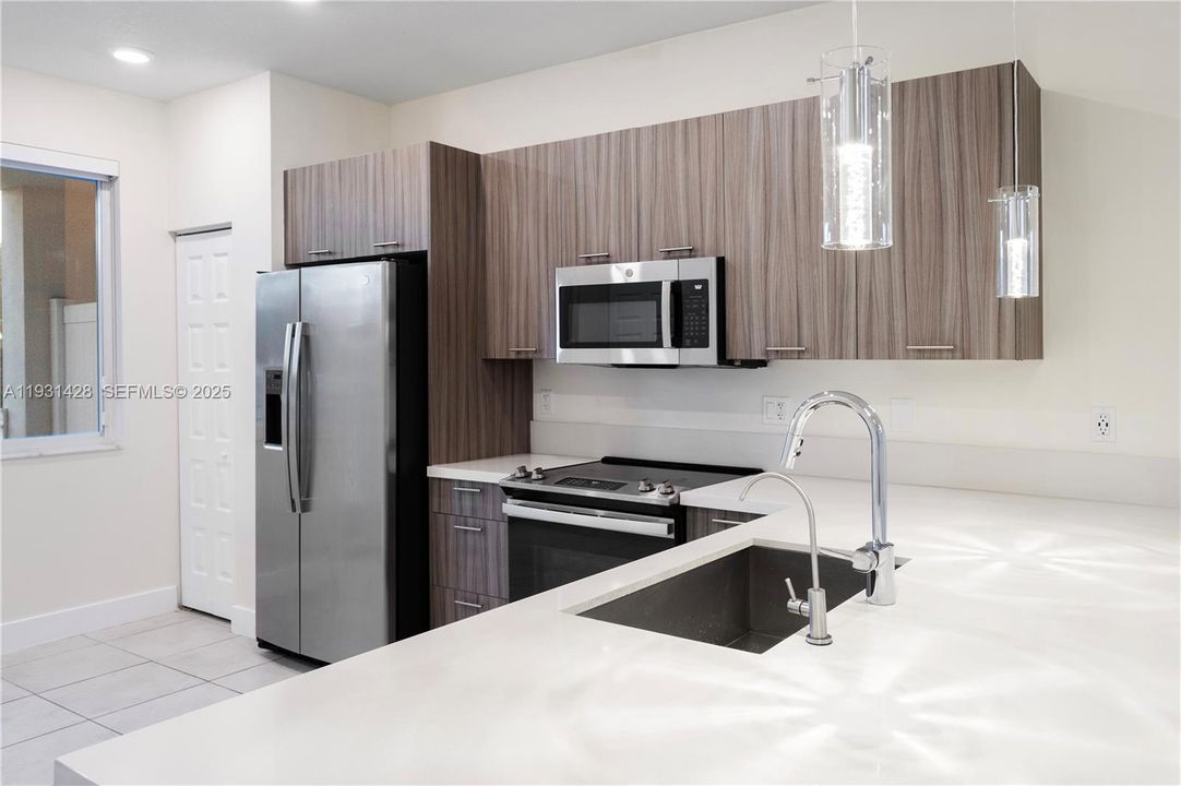 В аренду: $3,300 (3 спален, 2 ванн, 1322 Квадратных фут)