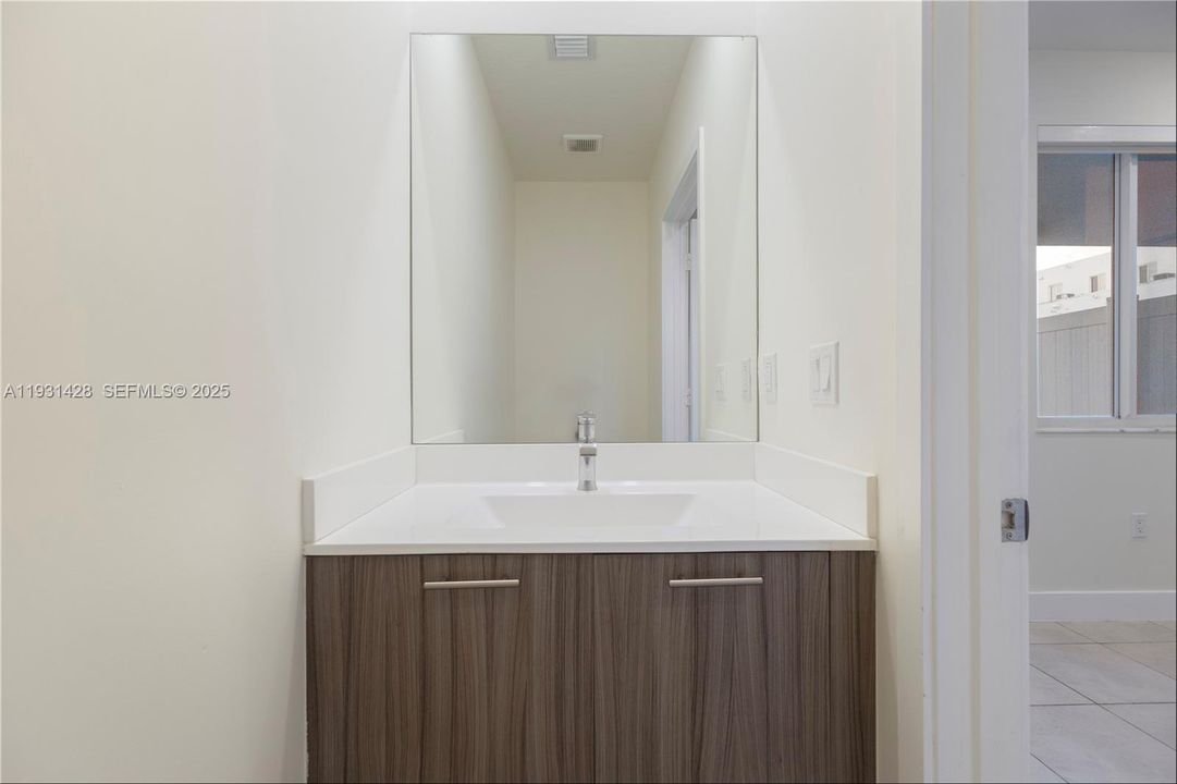 В аренду: $3,300 (3 спален, 2 ванн, 1322 Квадратных фут)