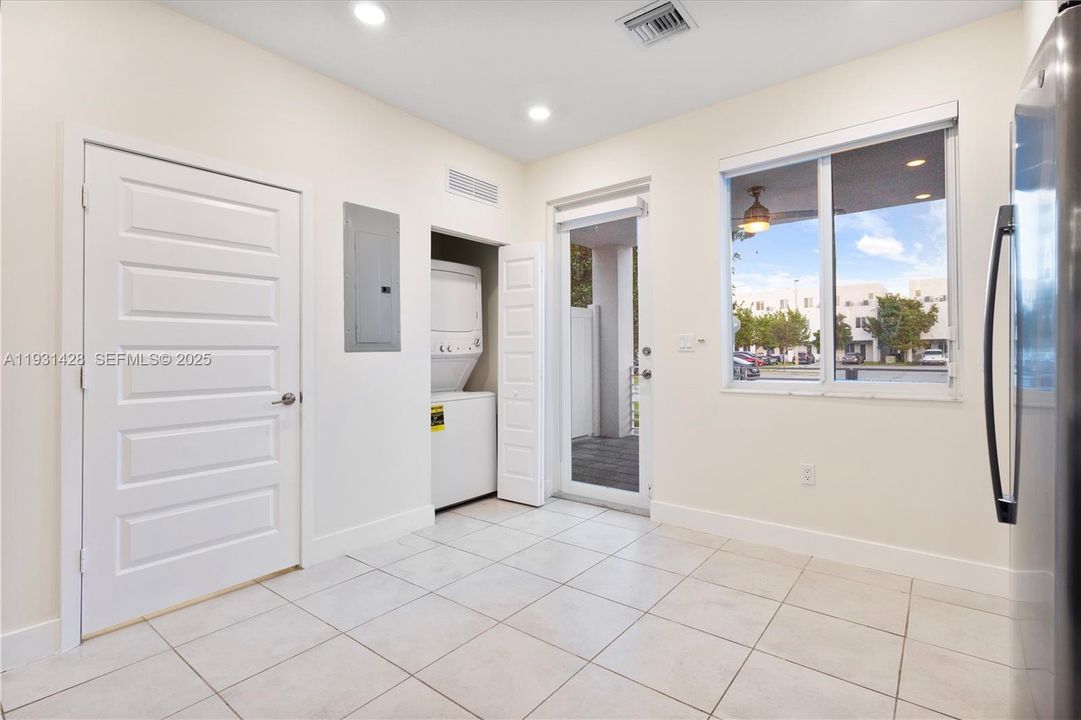 В аренду: $3,300 (3 спален, 2 ванн, 1322 Квадратных фут)