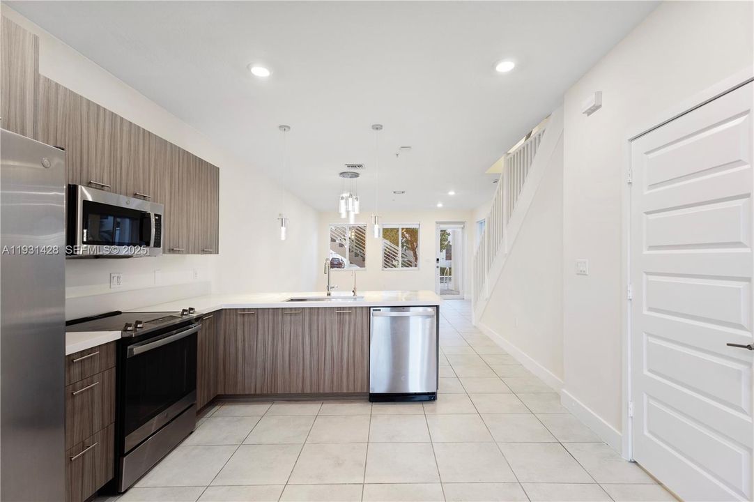 В аренду: $3,300 (3 спален, 2 ванн, 1322 Квадратных фут)