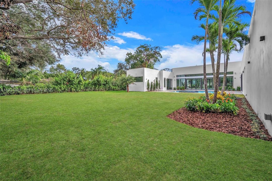 For Sale: $5,495,000 (5 beds, 6 baths, 0 Square Feet)